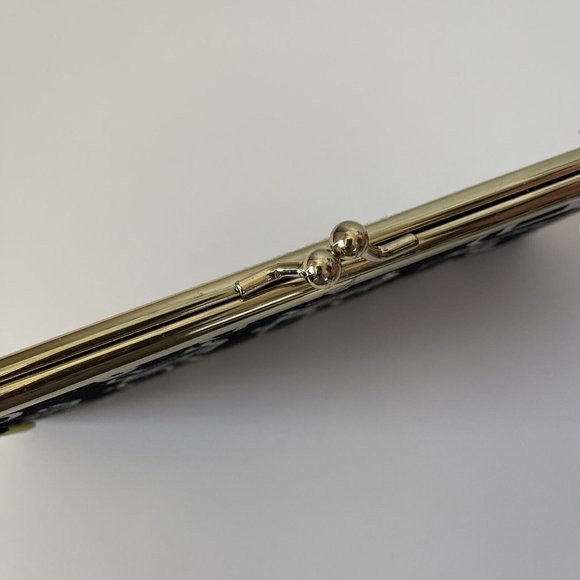 WHATEVER IT TAKES.ORG Kanye West Art Work Kiss Clasp Wallet Organizer Black - Picture 10 of 12